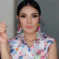 Kaus kaki dan sepatu dipasang di telinga, menggemaskan ya, anting-anting Nindy Ayunda (Foto: Instagram @nindyayunda)