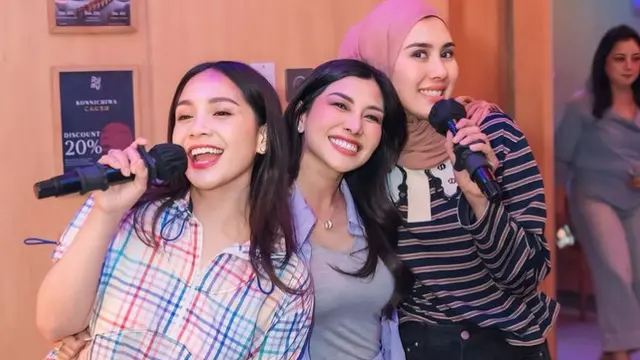 Tampilan Nagita Slavina di Kejutan Ulang Tahun Nisya Ahmad dan Syahnaz Sadiqah. [@syahnazs/@nissyaa]