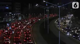 Antrean kendaraan yang mengular di jalan arteri. (Source: liputan6.com)