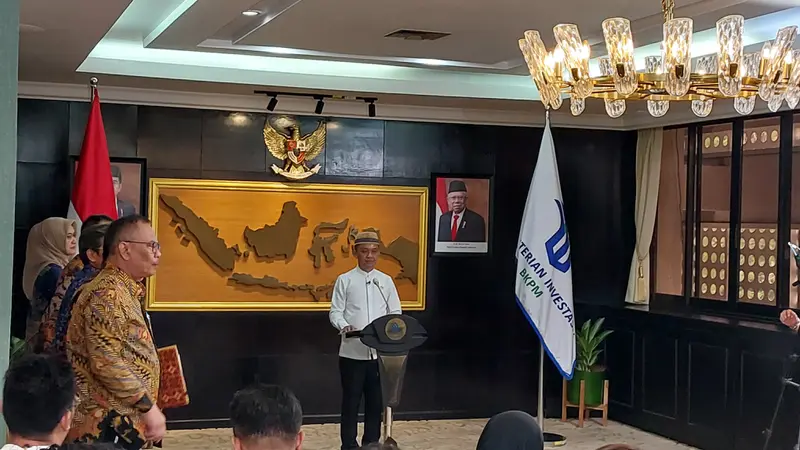 Menteri Investasi/Kepala Badan Koordinasi Penanaman Modal (BKPM) Bahlil Lahadalia menjelaskan mengenai aturan izin tambang untuk ormas di Kantor Kementerian Investasi/BKPM, Jakarta, Jumat (7/6/2024). (Arief/Liputan6.com)