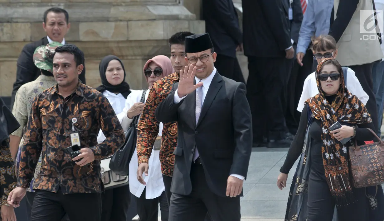Gubernur DKI Jakarta Anies Baswedan (tengah) melambaikan tangan saat menghadiri pemakaman Presiden ke-3 RI BJ Habibie di TMP Kalibata, Jakarta, Kamis (12/9/2019). Habibie dimakamkan secara militer di TMP Kalibata. (merdeka.com/Iqbal Nugroho)
