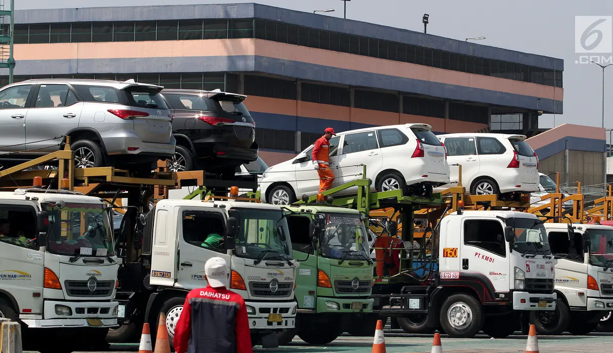 Sejumlah mobil yang siap diekspor di Tanjung Priok Car Terminal, Jakarta, Selasa (8/8). Kemenperin mencatat ekspor mobil CBU pada Semester I tahun meningkat 20,5% dibandingkan periode yang sama tahun 2016. (Liputan6.com/Johan Tallo)