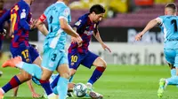 Penyerang Barcelona, Lionel Messi, saat mencoba lepas dari kawalan pemain Leganes di Camp Nou, Rabu (17/6/2020) dini hari WIB. (Foto: Twitter Barcelona FC)