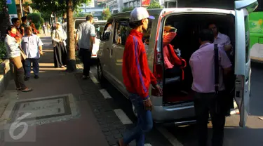 Sejumlah pekerja menaiki minibus plat hitam yang berfungsi sebagai angkutan umum di kawasan Sarinah, Jakarta, Sabtu (27/6/2015). Jasa angkot gelap menjadi favorit di kawasan tersebut karena tarif yang relatif terjangkau. (Liputan6.com/Johan Tallo)