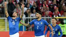 Bek Italia, Cristiano Biraghi (kiri) berselebrasi usai mencetak gol ke gawang Polandia selama UEFA Nations League Grup 3 di Silesian Stadium, Polandia (14/10). Gol Biraghi berhasil membawa Italia menang  atas Polnadia 1-0. (AFP Photo/Janek Skarzynski)