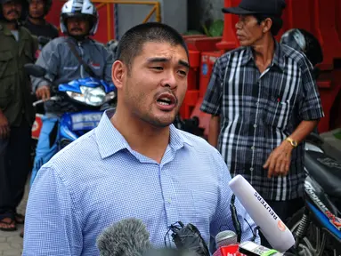 Michael Chan, kakak duo Bali Nine Andrew Chan usai mendatangi Lapas Nusakambangan, Cilacap, Minggu (26/4/2015). Keluarga berharap agar Presiden Jokowi membatalkan pelaksanaan eksekusi mati terhadap Duo Bali Nine. (Liputan6.com/Yoppy Renato)