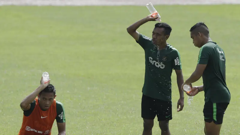 Para pemain Timnas Indonesia U-22 melepas dahaga usai latihan. (Bola.com/Yoppy Renato)