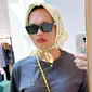 Pakai bandana kain segitiga yang dipadukan dengan baju kaus dan celana jeans pendek, penampilan Wanda modis dan stylish. Makin menyala, Wanda pakai tas warna kuning selaras dengan bandananya. Tak lupa pakai kacamata, fashion item satu ini memang mendukung penampilan sahabat Nagita Slavina jadi makin kece. Diketahui ini adalah potret Wanda ketika liburan di Amerika Serikat pada Juni 2024 lalu. (Liputan6.com/IG/@wanda_haraa)