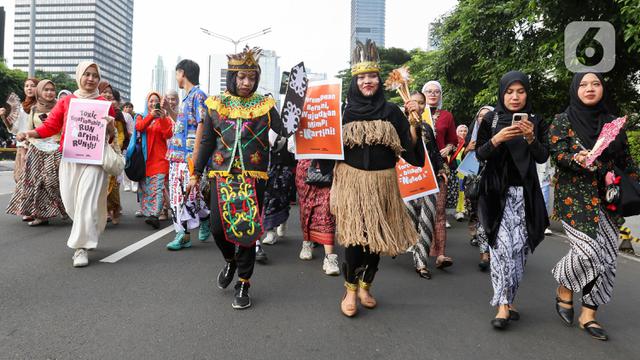 Berbusana Adat Nusantara, Muda Mudi Rayakan Peringatan Hari Kartini di Bundaran HI Jakarta