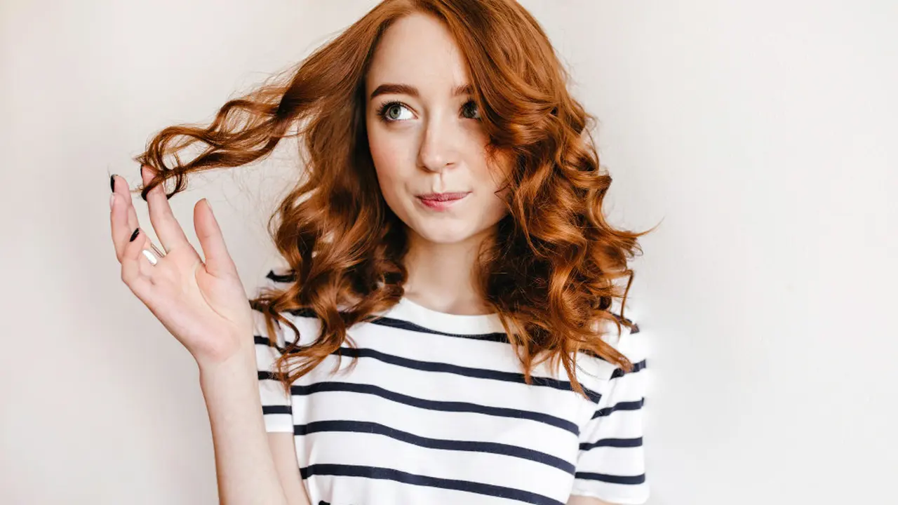 10 Tips Perawatan untuk Rambut Bergelombang agar Lebih Lembut dan Bebas Frizz