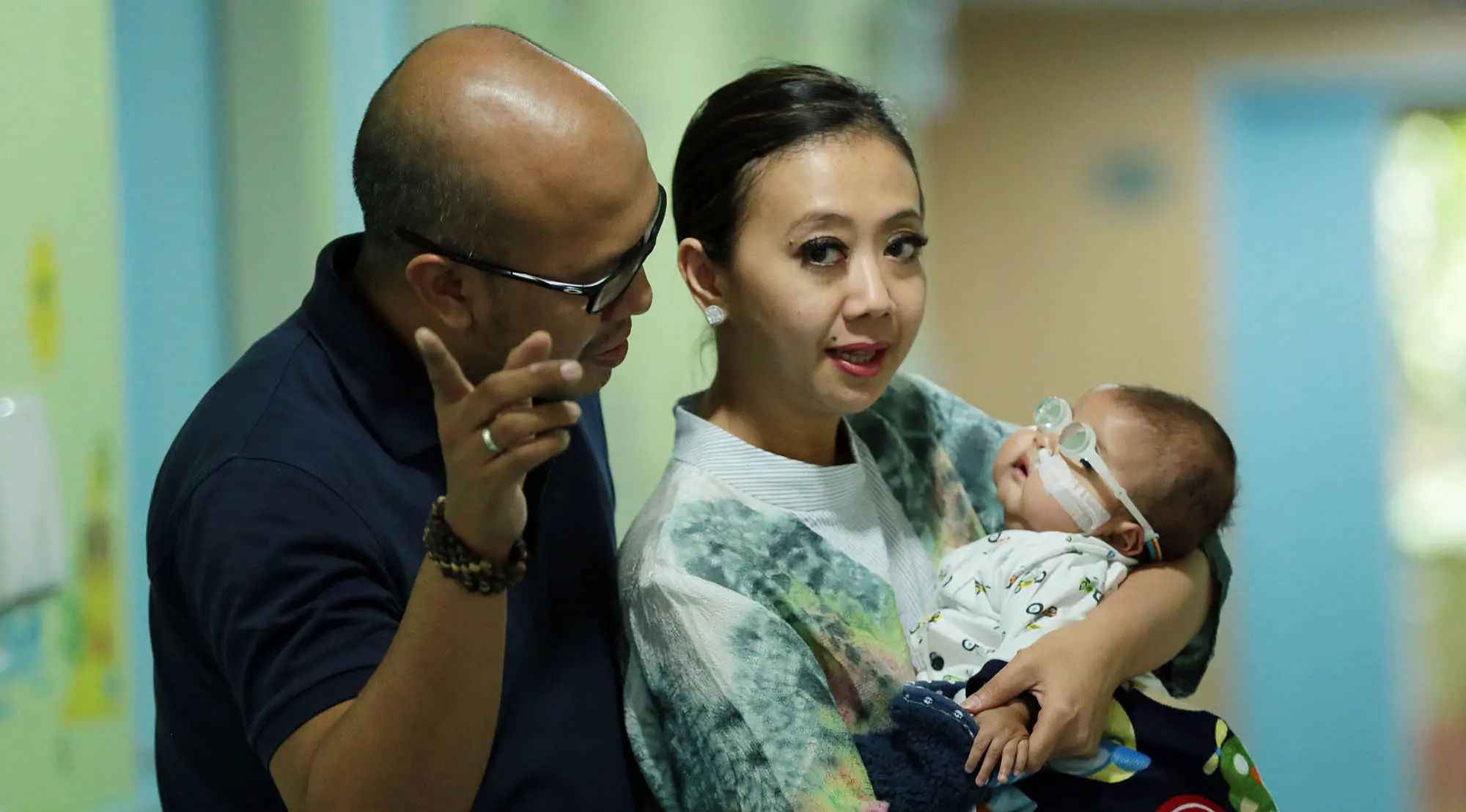 Asri Welas menggendong Ibran saat diperbolehkan keluar dari Rumah Sakit. (Deki Prayoga/Bintang.com)