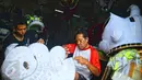 Sutikno, pembuat Barongsai tengah mengerjakan order di tempat pembuatan di Semarang, Jateng, Senin (18/1). Menjelang perayaan Imlek 2567 pengrajin barongsai sudah kebanjiran order sejak 1 bulan lalu. (Foto: Gholib)