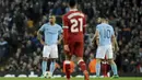 Striker Manchester City, Gabriel Jesus, tampak kecewa usai dikalahkan Liverpool pada laga leg kedua perempat final Liga Champions di Stadion Etihad, Rabu (11/4/2018). Manchester City takluk 1-2 dari Liverpool. (AP/Rui Vieira)