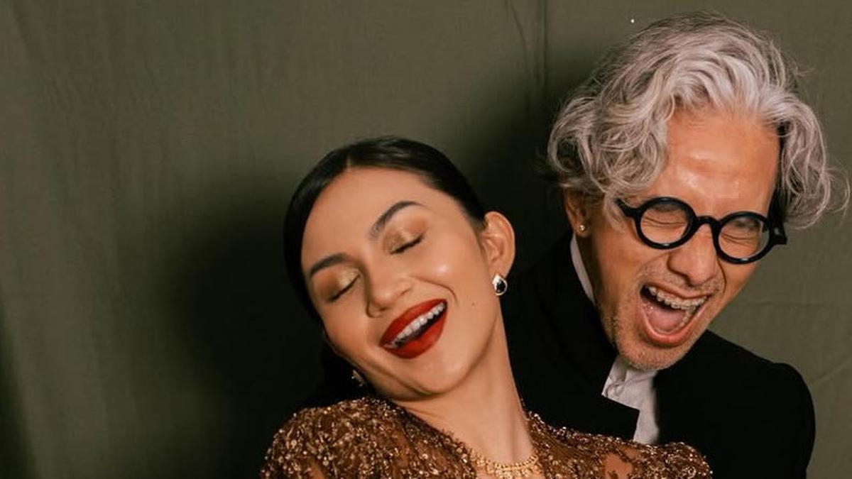 Tampilan Ariel Tatum Merias Wajahnya Sendiri dengan Gaya Makeup Flawless Glam saat Tubuhnya Dibalut Kebaya Coklat serta Gelang Kuno