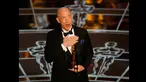 Aktor J.K. Simmons menerima piala Oscar untuk peran pendukung dalam film "Whiplash" di Academy Awards ke-87 di Dolby Theatre, Los Angeles, California, (22/2/2015). (Reuters/Mike Blake)