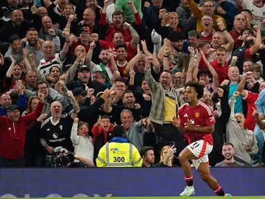 Pemain Manchester United, Joshua Zirkzee melakukan selebrasi usai mencetak gol pembuka saat pertandingan sepak bola Liga Premier Inggris melawan Fulham di stadion Old Trafford, Jumat 16 Agustus 2024. (AP Photo/Dave Thompson)