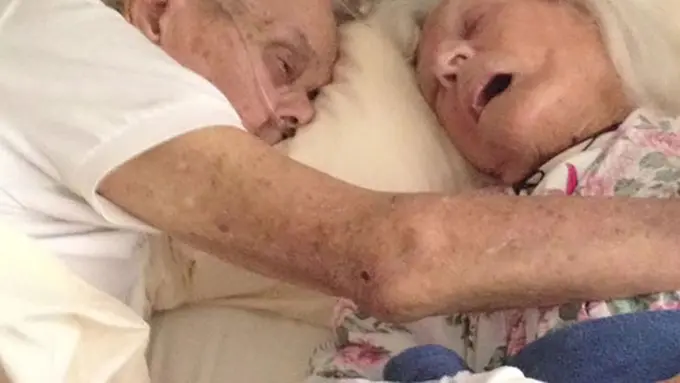 Sepasang Kekasih ini Membuktikan Cinta Sehidup Semati