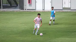 Pemain Timor Leste U-20, Tiago William Torres Lay menggiring bola saat melakukan latihan resmi jelang Kualifikasi Piala Asia U-20 di Lapangan B, SUGBK, Senayan, Jakarta, Selasa (24/09/2024). (Bola.com/Bagaskara Lazuardi)