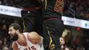 Pemain Chicago Bulls, Nikola Mirotic (bawah) berusaha memasukan bola saat dikepung dua pemain Cleveland Cavaliers pada laga NBA basketball game di Quicken Loans Arena, Cleveland, (21/12/2017). Cleveland menang 115-112.  (AP/Tony Dejak)