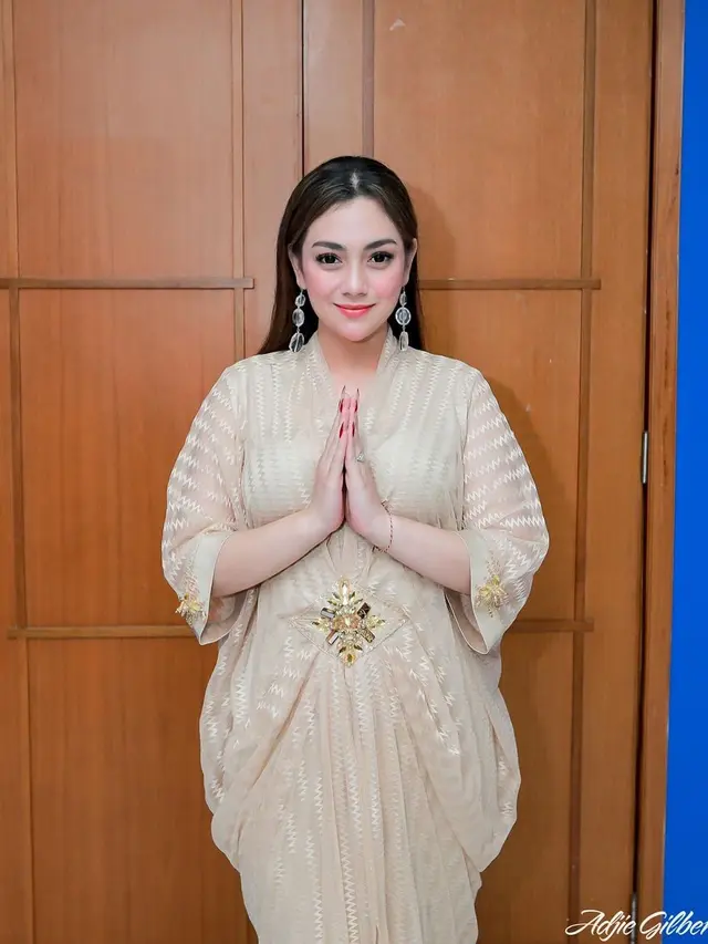 7 Potret Terbaru Celine Evangelista Dalam Busana Muslim Ini Curi Perhatian