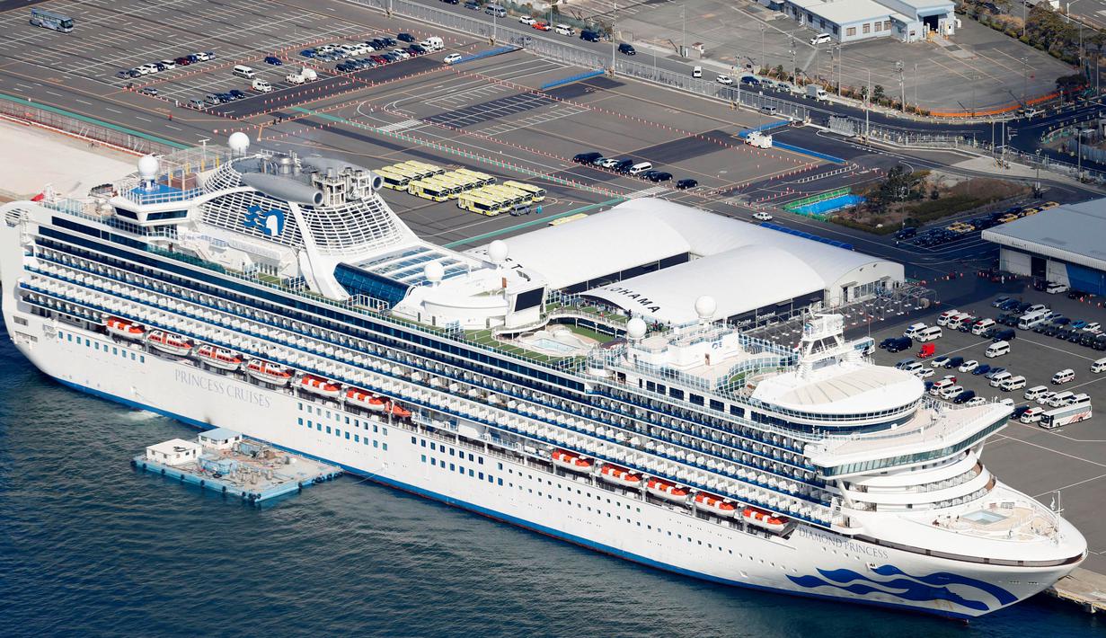 Kondisi kapal pesiar Diamond Princess yang dikarantina di sebuah pelabuhan di Yokohama, Jepang, Rabu (19/2/2020). Kedutaan Besar Republik Indonesia di Tokyo mengonfirmasi WNI yang terinfeksi virus corona (COVID-19) di kapal tersebut bertambah menjadi empat orang. (Yuta Omori/Kyodo News via AP)