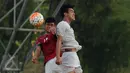 Pemain seleksi Timnas Indonesia U-19 berebut bola dengan pemain PON DKI Jaya saat laga uji coba kedua di NYTC Sawangan, Sabtu (6/8/2016). Pemain seleksi Timnas U-19 takluk dari PON DKI Jaya 0-1. (Liputan6.com/Helmi Fithriansyah)