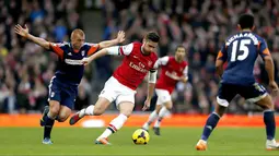 Duel Olivier Giroud Steve mempertahankan bola dari Steve Sidwell pada pertandingan sepak bola Liga Inggris antara Arsenal vs Fulham di Stadion Emirates, London (18/01/14). (AFP/Adrian Dennis)