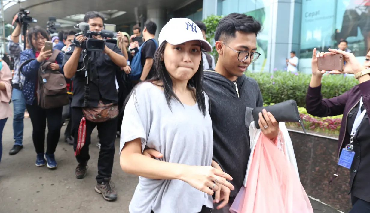 "Kita ngehormatin yang punya acara, kita datang seru-seruan, ya biasa aja. cuma orang kan kalau ngelihat saya, sisinya udah beda aja, jadi rame. tapi saya biasa aja," kata Ayu Ting Ting. ( Adrian Putra/Bintang.com)