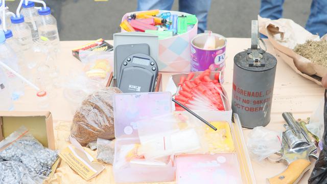 Polres Metro Jakarta Utara menggerebek Kampung Bahari, Tanjung Priok, Jakarta Utara pada Minggu (10/3/2024).