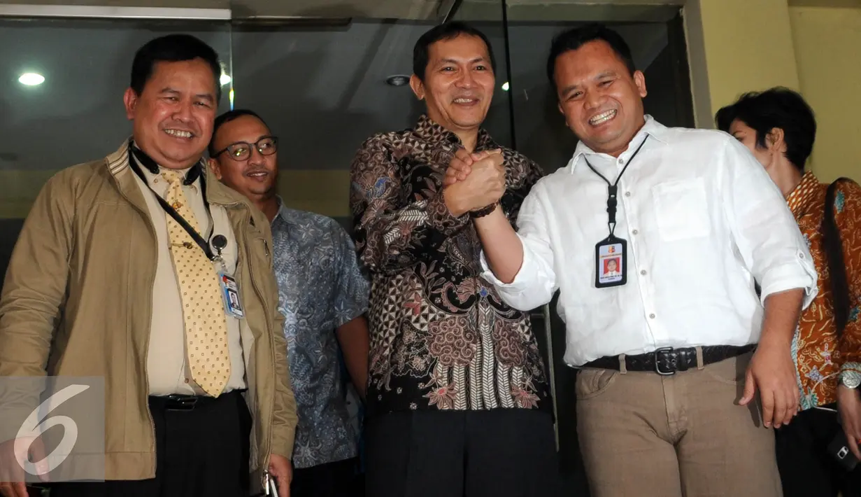 Wakil Ketua KPK, Saut Situmorang berjabat tangan dengan Kasubdit III Ditpidum Kombes, Surya Fanna usai menjalani pemeriksaan di Gedung Bareskrim Polri, Jakarta, Kamis (16/6). (Liputan6.com/Helmi Afandi)
