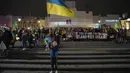 Orang-orang menghadiri sebuah acara di Trafalgar Square yang diselenggarakan oleh Kedutaan Besar Ukraina dan AS, menjelang peringatan satu tahun invasi ke Ukraina, di London, Kamis, 23 Februari 2023. (AP Photo/Kin Cheung)