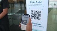 Pengunjung ataupun pegawai Mal Summarecon Serpong wajib scan barcode Pedulilindungi sebagai syarat masuk ke dalam mal di tiap pintu masuk. (Liputan6.com/Pramita Tristiawati)