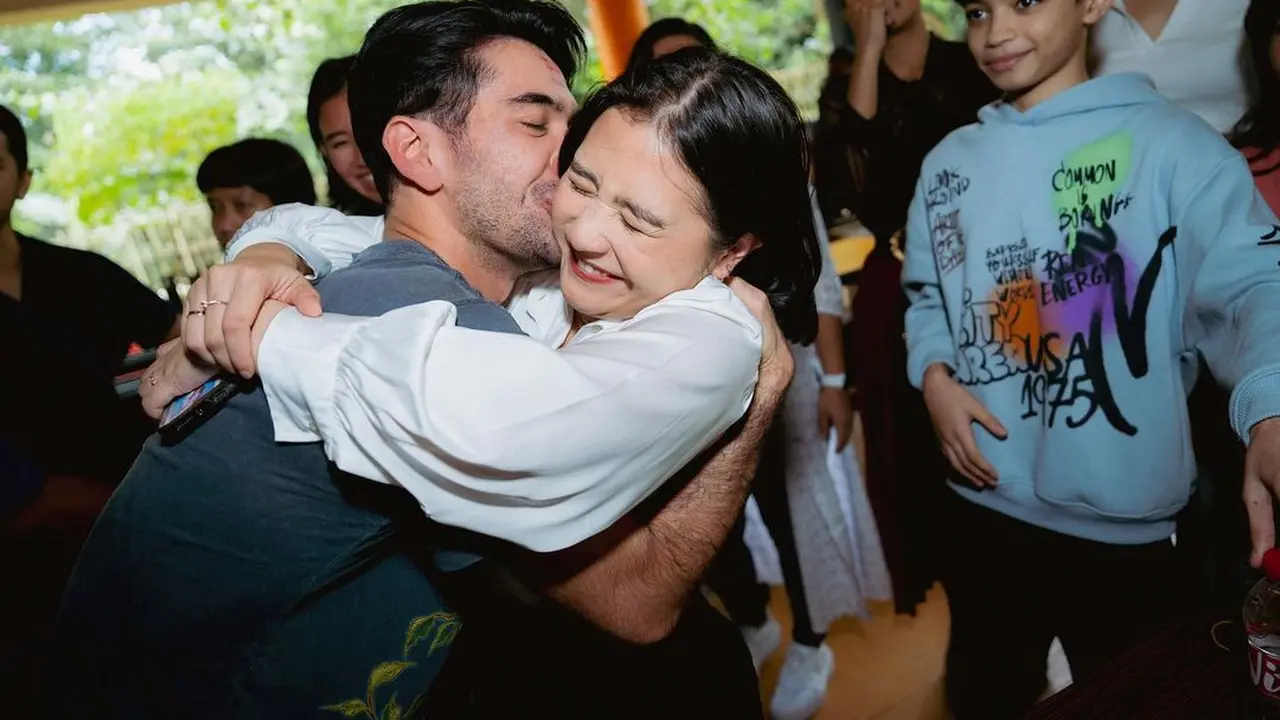 Prilly Latuconsina di perayaan ultah Reza Rahadian (Instagram/prillylatuconsina96)