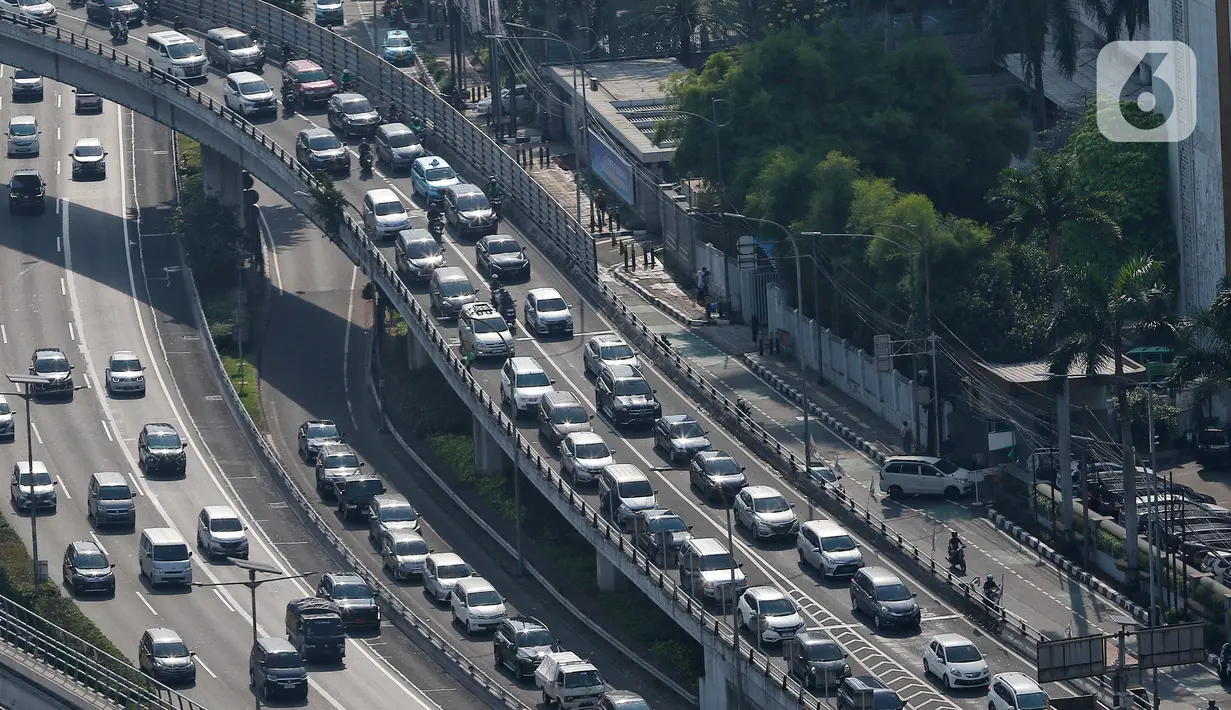 Kondisi arus lalu lintas yang dilewati kendaraan bermotor di kawasan Jakarta, Jumat (9/6/2023). (Liputan6.com/Angga Yuniar)