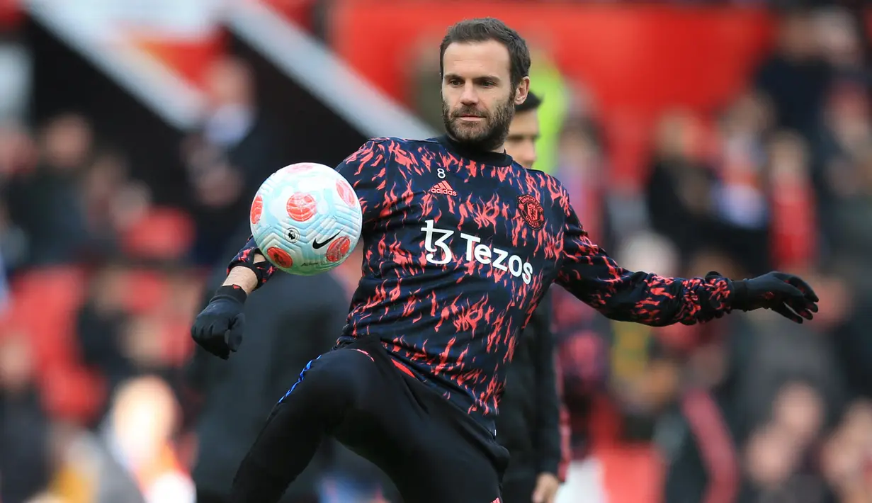 Juan Mata. Gelandang berusia 33 tahun yang telah 9 musim membela Manchester United ini sebenarnya belum habis performanya untuk tetap membela MU saat kontraknya usai akhir musim ini. Jarang mendapat kesempatan bermain jadi alasan utama ia tak mau memperbarui lagi kontraknya. (AFP/Lindsey Parnaby)