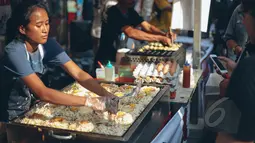 Festival Ennichisai 2015 tak hanya menyuguhkan ragam budaya, namun juga menyajikan makanan-makanan khas Jepang, Jakarta, Minggu (10/5). Festival tersebut bertemakan budaya Jepang yang diselenggarakan satu kali dalam setahun. (Liputan6.com/Faizal Fanani)