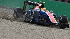 Pebalap Manor Racing asal Indonesia, Rio Haryanto, mengalami insiden saat menjalani sesi latihan bebas pertama F1 GP Australia, Jumat (18/3/2016). Rio sempat masuk ke gravel sepuluh menit sebelum sesi latihan berakhir. (AFP/Paul Crock)