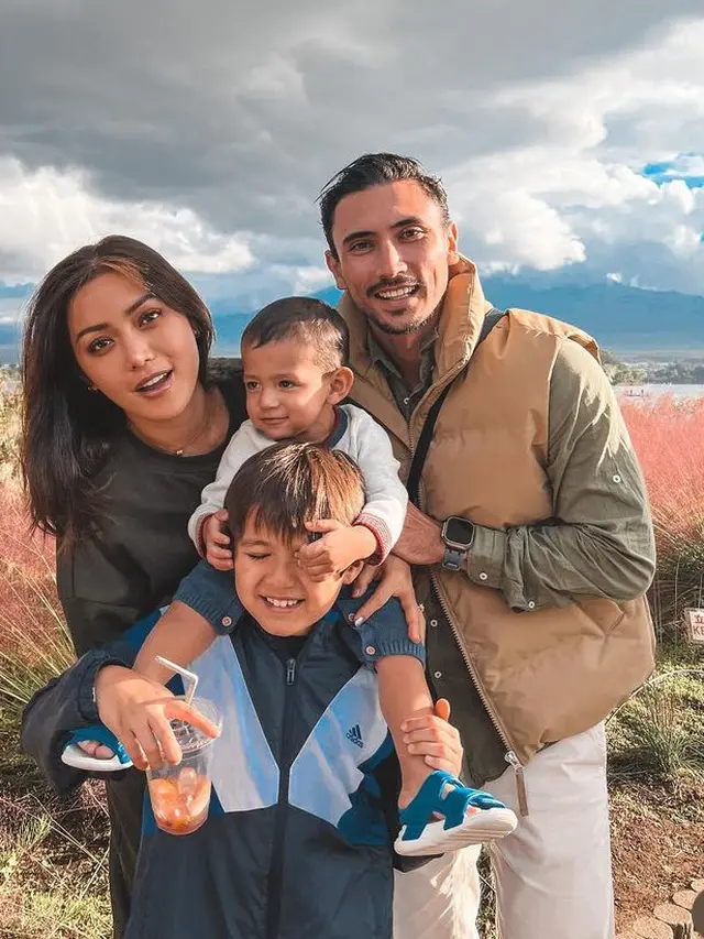 Jessica Iskandar baru saja merayakan dua tahu pernikahannya dengan sang suami, mereka pun staycation bersama kedua anak