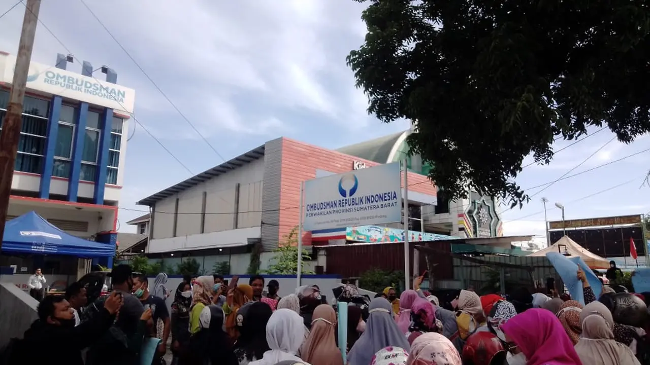 Orang tua siswa SD di Padang berunjuk rasa tolak wajib vaksinasi. (Liputan6.com/ Novia Harlina)