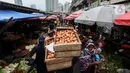 Seseorang memanggul tumpukan peti yang berisi telur di Pasar Tradisional Kebayoran, Jakarta Selatan, Senin, (5/9/2022). Harga sembako berpotensi naik lantaran biaya logistik semakin mahal menyusul kenaikan harga bahan bakar minyak (BBM) yang secara resmi diumumkan beberapa waktu lalu. (Liputan6.com/Johan Tallo)