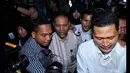 Wakil Ketua KPK, Bambang Widjojanto didampingi kuasa hukumnya saat mendatangi Komisi Nasional Hak Asasi Manusia (Komnas HAM), Jakarta, Selasa (27/1/2015). (Liputan6.com/Faisal R Syam)