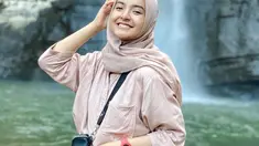 Nabila Ishma berusaha untuk terus tersenyum lebar seperti janjinya ke Eril. Nabila memiliki senyum yang sangat manis. Terlebih saat tersenyum ketika ia jalan-jalan destinasi wisata air terjun. Senyum manisnya ini banjir like dari netizen. (Liputan6.com/IG/@nabilaishma)