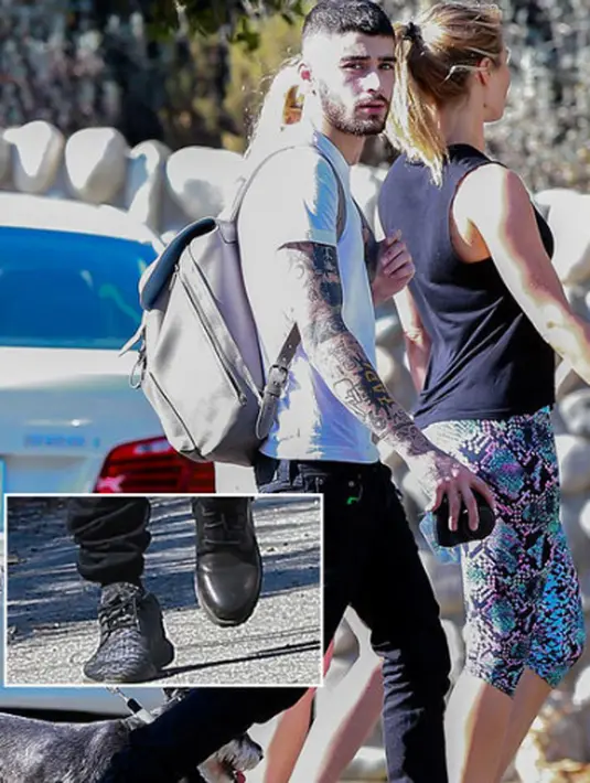 Zayn menjadi pusat perhatian paparazi dengan penampilannya yang agak berbeda. Ternyata, ia salah memakai sepasang sepatu yang dikenakannya. (dailymail/Bintang.com)