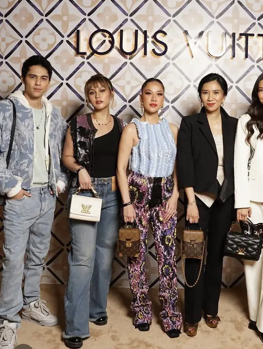 <p>Maxime Bouttier tampil mengenakan jaket hoodie dipadukan inner abu-abu dan celana denim. Sambil membawa tas Louis Vuitton. [Instagram/@ralineshah]</p>