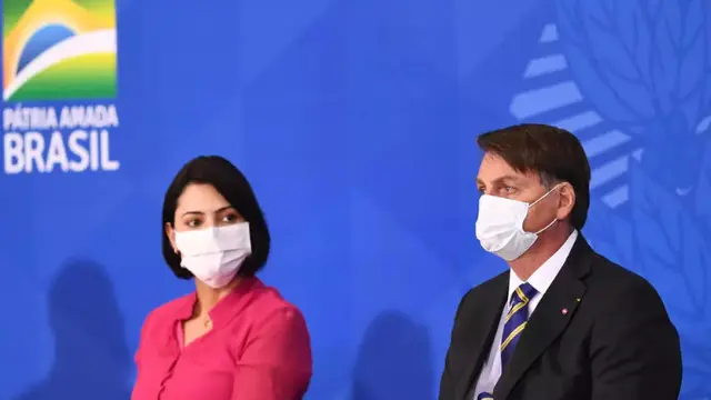 Presiden Brasil Jair Bolsonaro dan istrinya Michelle Bolsonaro menghadiri peluncuran program Hak-Hak Perempuan Pedesaan di Istana Planalto di Brasilia. (AFP)
