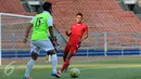 Pesepakbola klub Sriwijaya FC, Maman Abdurrahman (kanan) berusaha menahan pergerakan lawannya saat berlatih di Stadion GBK Jakarta, Rabu (29/7/2015). Latihan ini untuk mengisi kekosongan kompetisi pasca pembekuan PSSI. (Liputan6.com/Helmi Fithriansyah)