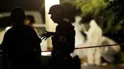 Petugas kepolisian berjaga di tempat dua detektif polisi di tembak mati oleh orang tidak dikenal di tempat parkir di kota kaya San Pedro Garza, tetangga Monterrey, Meksiko, 9 Mei 2016. (REUTERS / Jose Luis Gonzalez)