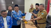 Bupati Garut Rudy Gunawan bersama Ketua Baznas Kabupaten Garut Abdullah Effendi, setelah penandatanganan MoU penarikan zakat PPPK di Garut. (Liputan6.com/Jayadi Supriadin)