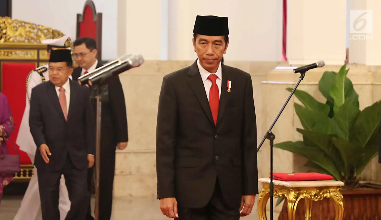 Presiden Joko Widodo bersiap melantik Gubernur definitif DKI Jakarta, Djarot Saiful Hidayat di Istana Negara, Jakarta, Kamis (15/6). Pelantikan ini sesuai dengan Keputusan Presiden Nomor 76P Tahun 2017. (Liputan6.com/Angga Yuniar)