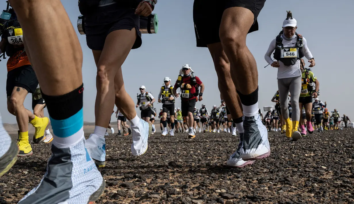 Sejumlah pelari berkompetisi pada stage pertama Marathon des Sables 2023 yang menempuh antara Jebel Irhs hingga Oued Tijekht di Gurun Sahara, Maroko, 24 April 2023. Ajang yang berlangsung dari 21 April hingga 1 Mei 2023 tersebut diikuti oleh 1200 pelari dan akan menempuh 250 km. (AFP/Jean-Philippe Ksiazek)